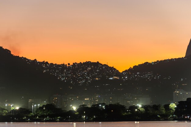 Atardecer en la laguna Rodrigo de Freitas en Río de Janeiro, Brasil