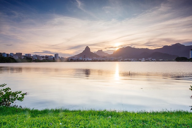 Atardecer en la laguna Rodrigo de Freitas en Río de Janeiro, Brasil