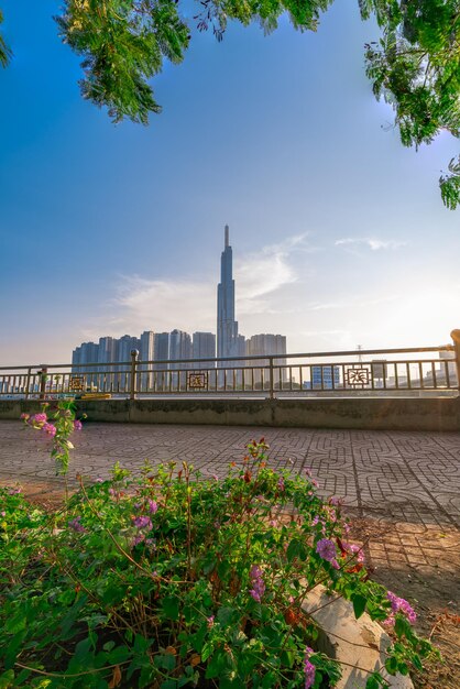 Atardecer en Landmark 81 con cálido sol