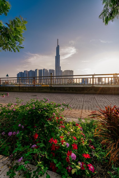 Atardecer en Landmark 81 con cálido sol