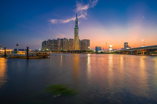 Atardecer en Landmark 81 con cálido sol