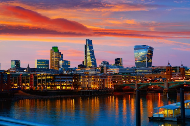 Atardecer de Londres en el río Támesis