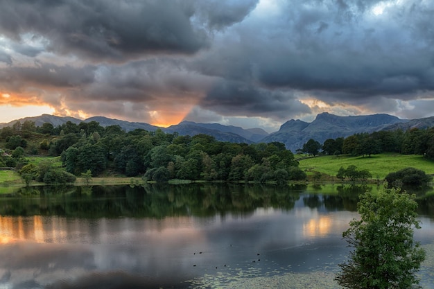 Atardecer en Loughrigg Tarn en Lake District