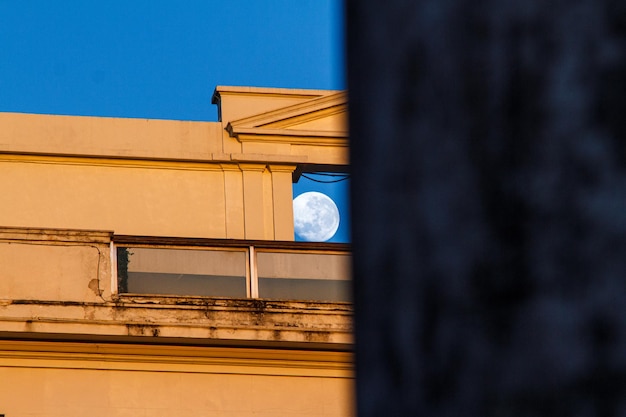 Atardecer lunar en una hermosa mañana de invierno en Río de Janeiro Brasil