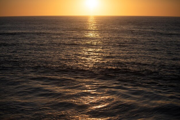 Atardecer en el mar amanecer en la playa colorido amanecer en la playa del océano