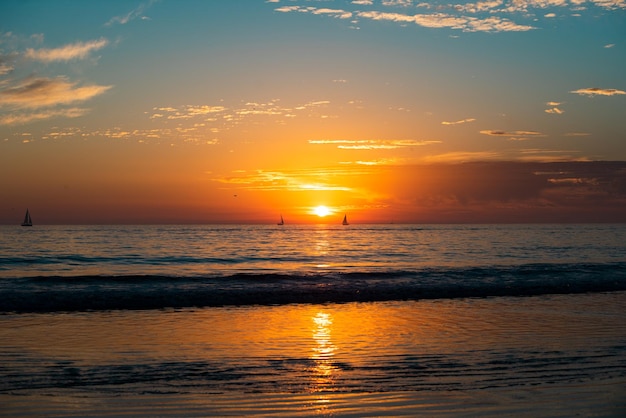 Atardecer en el mar amanecer en la playa colorido amanecer en la playa del océano