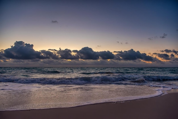 Atardecer en el Mar Caribe Cielo despejado con nubes pequeñas