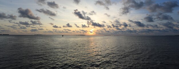 Atardecer de mar colorido tropical en el Océano Índico