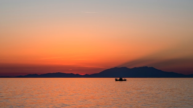 Atardecer en el mar Egeo, barco y tierra en la distancia, agua, Grecia