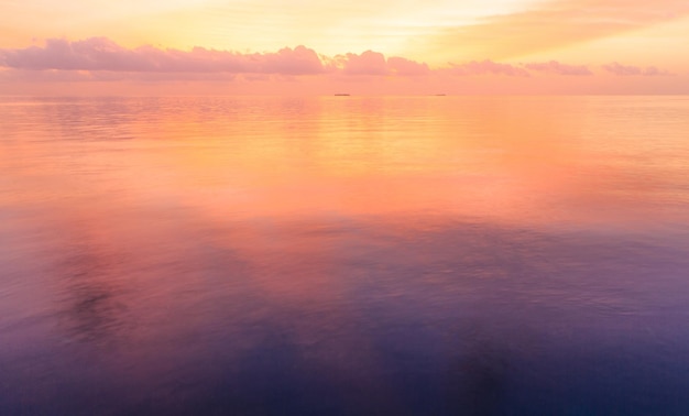 Atardecer en el mar en Maldivas