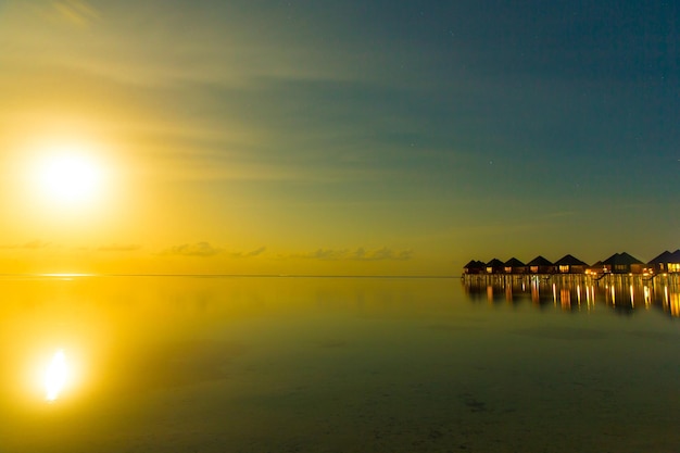 Atardecer en el mar en Maldivas