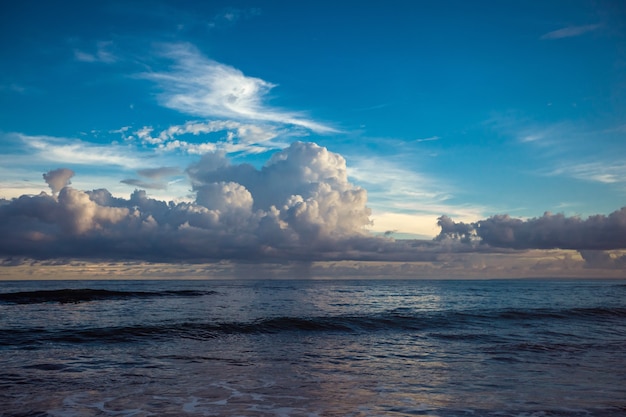 Atardecer de mar oscuro con hermosas nubes