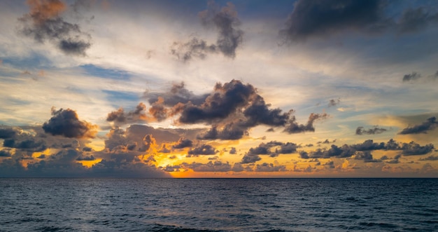 Atardecer mar paisaje colorido playa amanecer con olas tranquilas naturaleza mar cielo naturaleza paisaje vista de