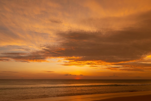 Atardecer en el mar Phuket Tailandia