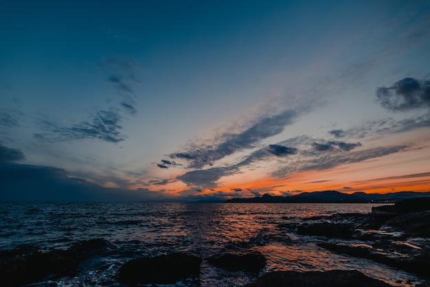 Atardecer en el mar en tonos azules