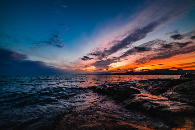 Atardecer en el mar en tonos azules