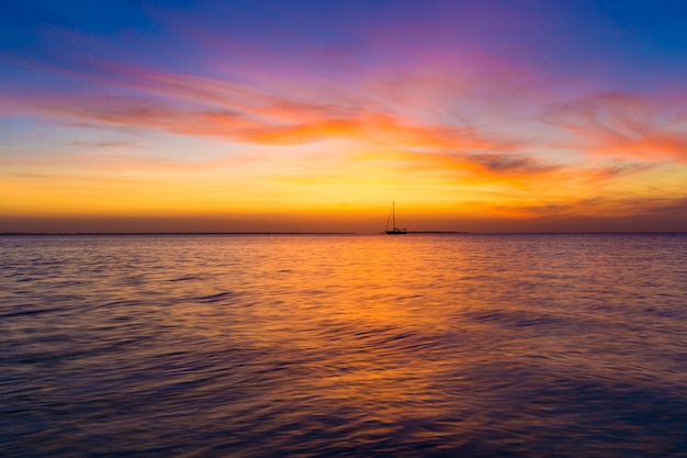 Atardecer en el mar en zanzibar