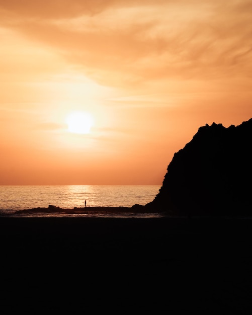 Foto un atardecer maravilloso en la playa de odeceixe