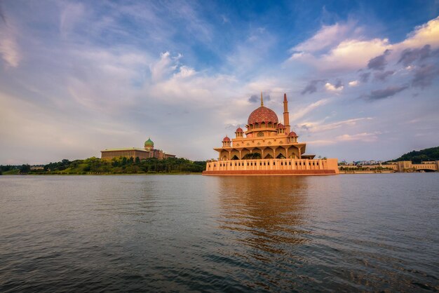 Atardecer en la mezquita de Putra y el lago Putrajaya en Malasia