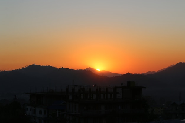 Foto atardecer en la montaña