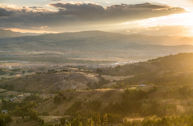 Atardecer en las montañas de los andes cerca de huancayo en perú