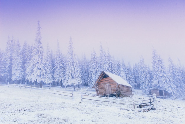 Atardecer en las montañas de invierno y fantástico chalet