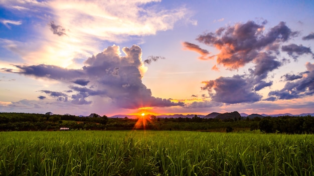 Atardecer en las montañas, Tailandia