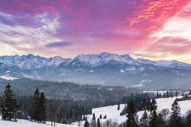 Atardecer en las montañas Tatra en Polonia en invierno