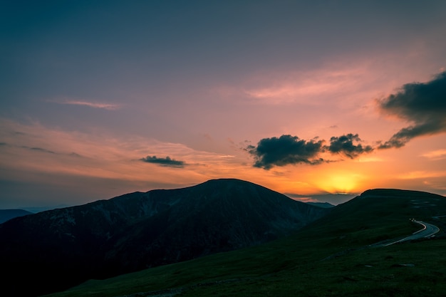 Atardecer en las montañas, Transalpina, Rumania