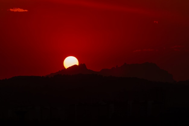 Foto atardecer en montserrat, cataluña, españa