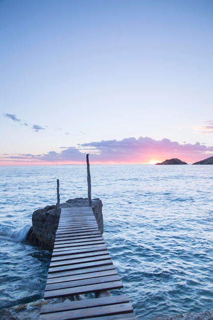 Atardecer en el muelle de Hort Cove Beach Ibiza España