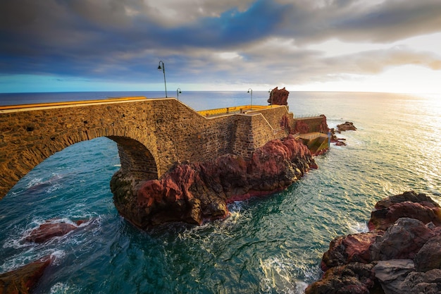 Atardecer en el muelle de Ponta do Sol en la isla de Madeira Portugal