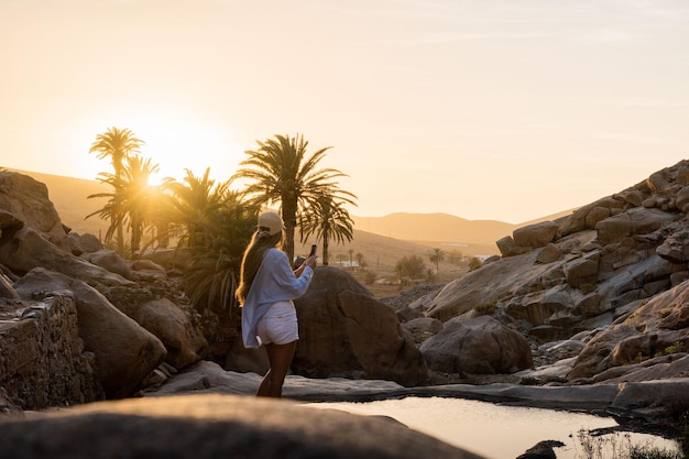 Atardecer con mujer rubia en el oasis de la Peñita Fuerteventura Islas Canarias