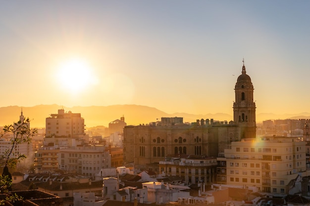 Atardecer desde las murallas de la Alcazaba de la ciudad de Málaga y al fondo la Catedral de la Encarnación de Málaga, Andalucía. España. Fortaleza medieval en estilo árabe