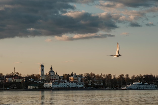 Atardecer en Mushkin en el río Volga