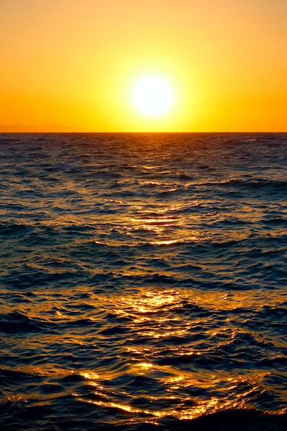 Foto atardecer naranja sobre el mar mediterráneo - sunset seascape