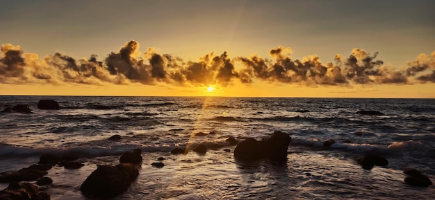 Atardecer naranja con vistas al mar en la playa del ingles en la Gomera