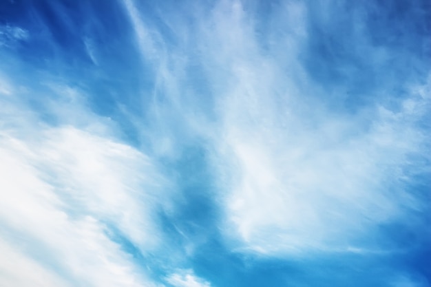 Atardecer de nube de cielo azul