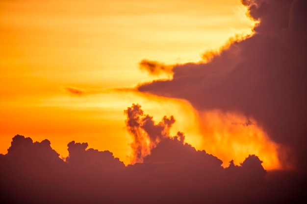 Un atardecer con una nube en el cielo