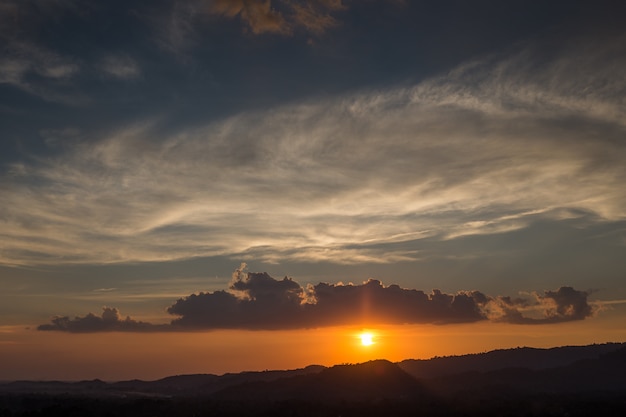 Atardecer bajo la nube