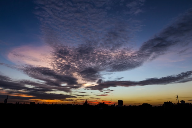 Atardecer con nubes al cielo.