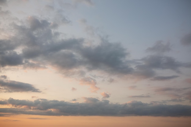 Un atardecer con nubes en el cielo