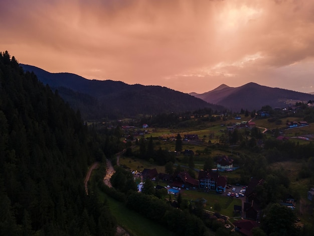 Atardecer nublado sobre las montañas espacio de copia