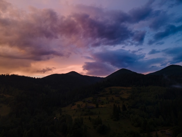 Foto atardecer nublado sobre las montañas espacio de copia