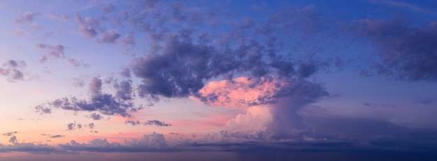 Atardecer o amanecer, hermoso cielo de colores con nubes, vista de drone, paisaje de verano brillante.