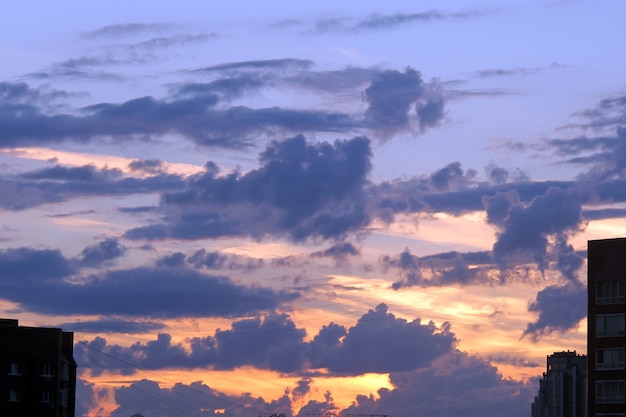 Atardecer o amanecer vespertino, nubes esponjosas