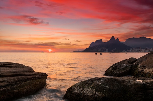 Atardecer en el océano en la playa de Ipanema de Río de Janeiro Brasil