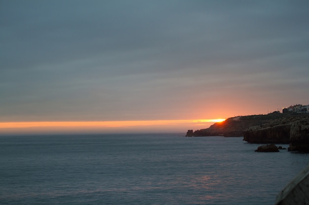 Foto atardecer en el océano, portugal, peniche