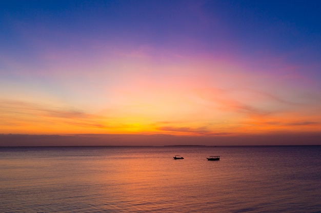 Atardecer en el océano en Zanzíbar