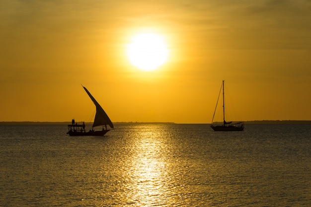 Atardecer en el océano en Zanzíbar